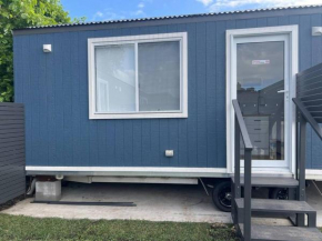 Sweet Cute blue tiny home with Pool and 2 minute drive to the beach, Wollongong